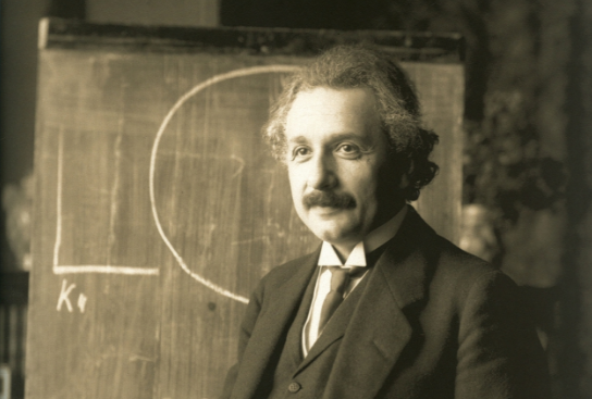 У всех нас есть мысленный образ   Альберт Эйнштейн   ,  Для некоторых из нас этот ментальный образ не становится намного более детальным, чем усы, непослушные волосы и помятая одежда, все из которых, благодаря его достижениям в теоретической физике, стали визуальными признаками запретного интеллекта