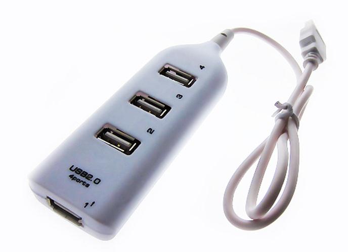 Micro-USB ansluts till pekgränssnittet, USB till vänster genom adaptern är ansluten till elnätet och till höger sätts in en flash-enhet